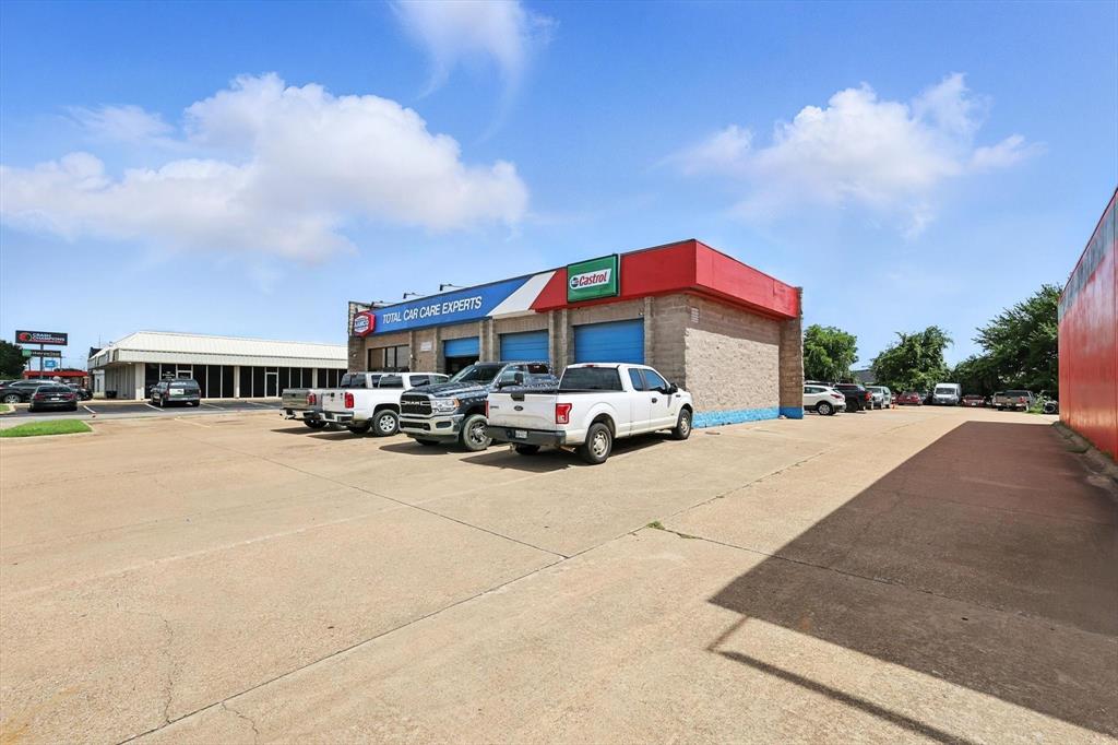 2304 W Pioneer Parkway