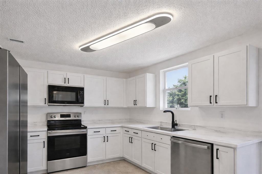 2613 S Wavecrest Court