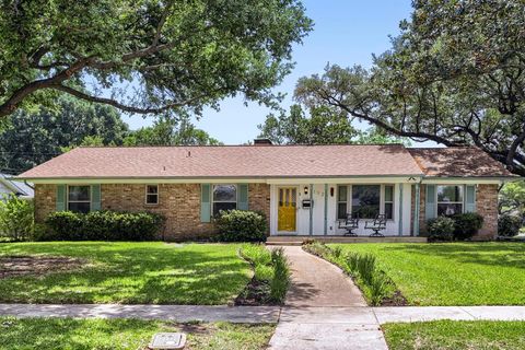 Photo of 1125 Wildwood Lane, Richardson, TX 75080 (MLS # 21251195)