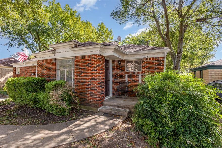 Large 1 bedroom, 1 bathroom half duplex on quiet street. Property includes a large living room with a gas fire place, dining
room and small extra room that could be used as a study or studio. Kitchen includes refrigerator, gas stove and oven, microwave and a
separate entrance. Large bedroom with wood floors and two closets. Hardwoods throughout the
unit and plenty of extra closets. Driveway with large parking area and back yard. Great for entertaining. Shared onsite
washer and dryer share with two other residents. Utilities are split between the units which are invoiced by the owner. No pets.