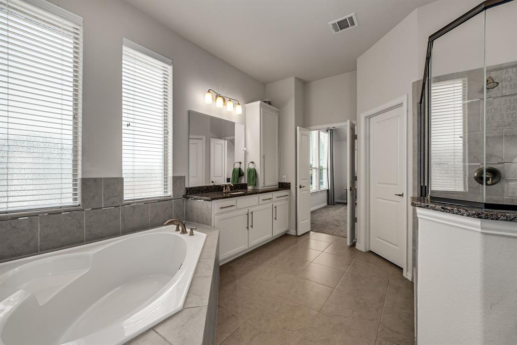 2425 Strathearn Way