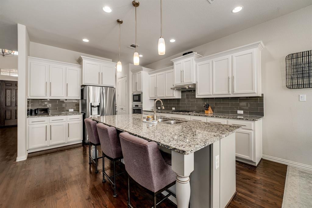 2425 Strathearn Way