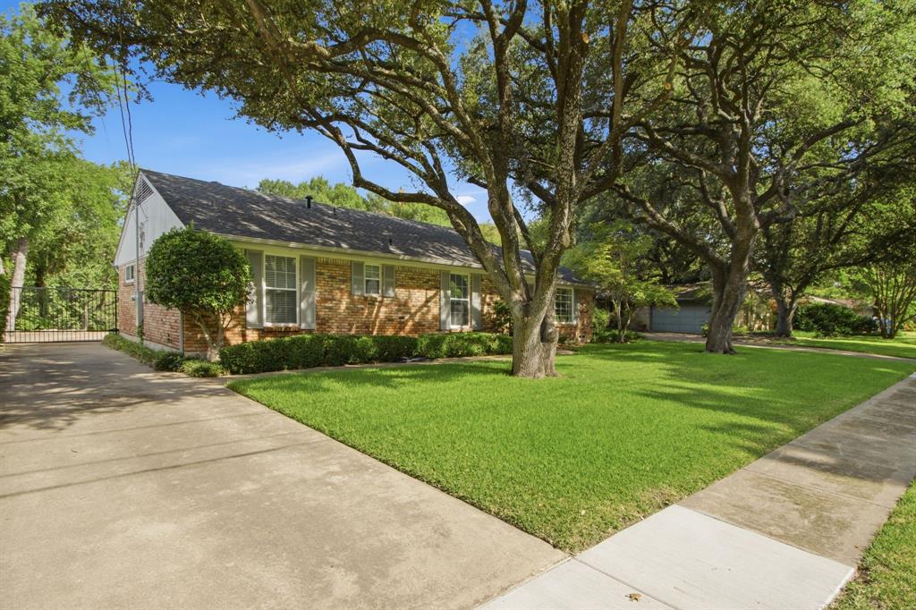 939 Blue Lake Circle