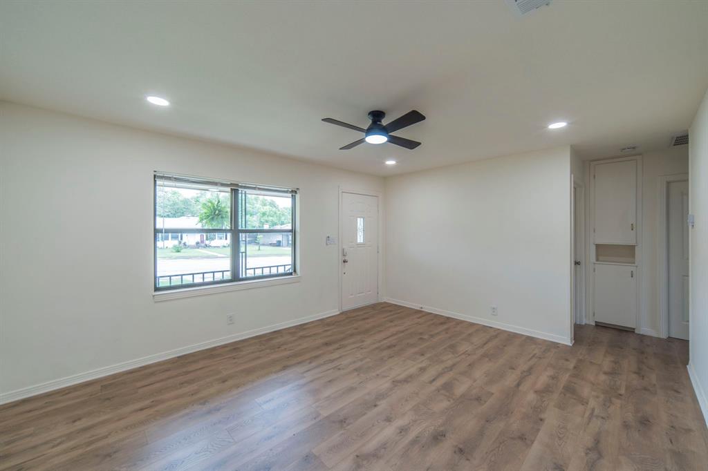 1233 W Ball Street