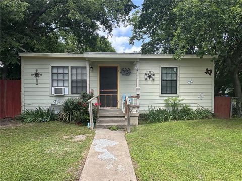 Photo of 129 E Wanda Drive, Garland, TX 75040 (MLS # 20952683)