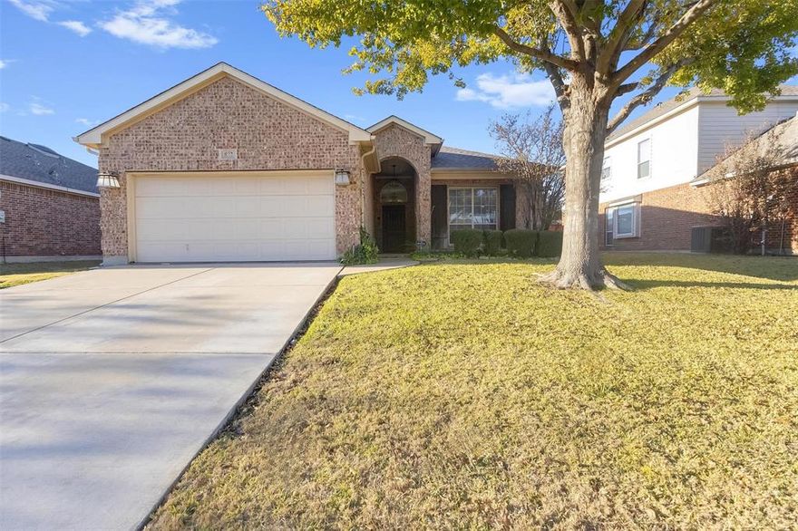 Well maintained 4 beds 2 baths open floor plan home with features: high ceilings, wood flooring, granite countertops, stainless-steel appliances, tile backsplash, large walk-in closet, and much more.  Near Schools & Shopping Move-in ready, and well-maintained.