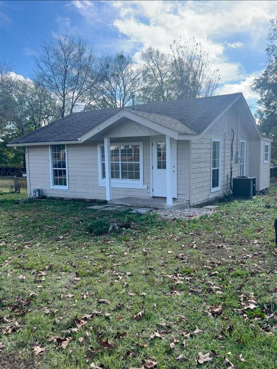 Cute and cozy 2 bed, 2 bath home in Haughton!
Newly renovated from top to bottom, this property is truly move-in ready and all it needs is its new owner. The kitchen features a super cute island, granite countertops, and recessed lighting throughout, with updates carried through the entire home.
Located in a very nice, quiet area with a country feel, this is the perfect place to call home. Come and see for yourself!
