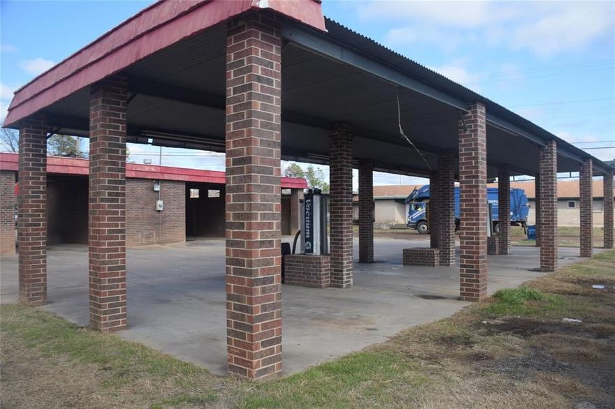 Commercial Property – Prime Location in Winnsboro, TX!
Take advantage of this high-traffic location in the heart of Winnsboro, Texas! This 4-bay car wash includes an office building and sits on a corner lot with entrances from two streets, providing excellent visibility and access. Perfect opportunity for an owner-operator or investor looking to expand or reimagine the space. Recently reduced by $40,000—now is the time to act!