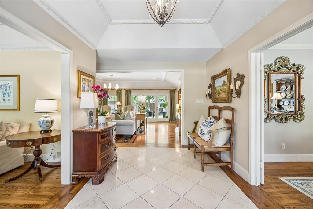 6828 Meadowcreek Drive