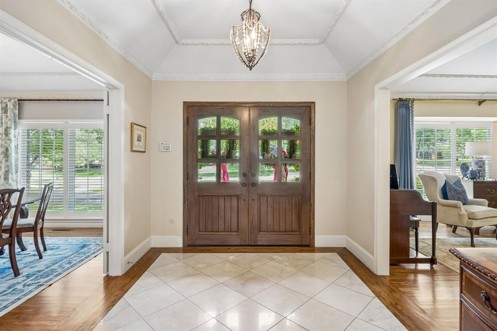 6828 Meadowcreek Drive