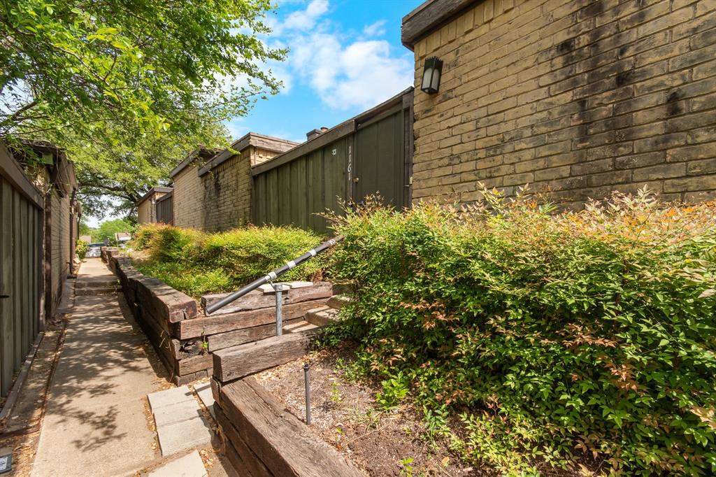 Country Condos Creek - Residential