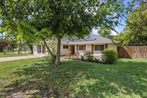 Photo of 878 N Main Drive, Van Alstyne, TX 75495 (MLS # 21333920)