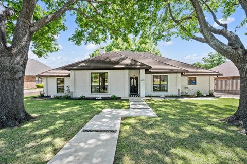 Photo of 621 Evergreen Drive, Hurst, TX 76054 (MLS # 21233656)