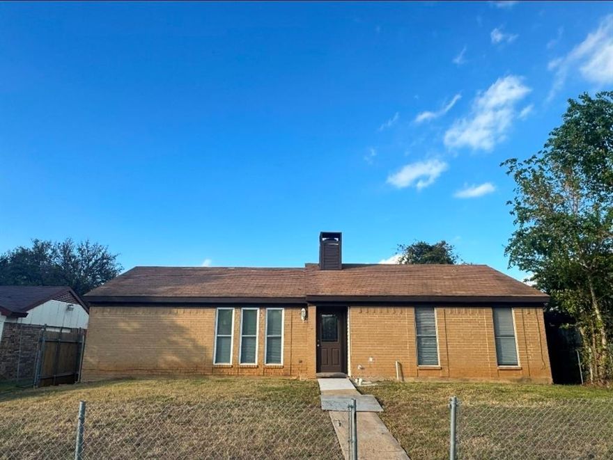 Fully remodeled home, updates and fresh paint throughout! This move-in ready residence features 3 bedrooms and 2 bathrooms, with tile flooring throughout. The lovely open-concept design seamlessly integrates the entrance, living room, dining area, and kitchen, creating a spacious and inviting atmosphere. The tile flooring ensures easy maintenance and a pristine look. 

For added convenience, the property includes washer and dryer connections located indoors. A large driveway in the back enhances accessibility, while the entire perimeter of the home is secured with a chain-link fence. Please note, pets are permitted on a case-by-case basis, with a maximum weight limit of 50 lbs and restrictions on aggressive breeds. Tenant will pay a fix rate of $100 for water, sewer and trash. Services will be in Landlords name.