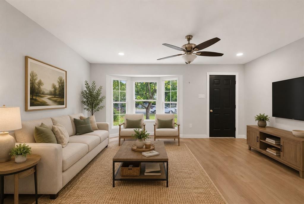 2607 W Lovers Lane