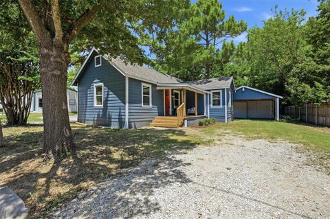 Photo of 201 Mineral Street, Whitesboro, TX 76273 (MLS # 21325911)