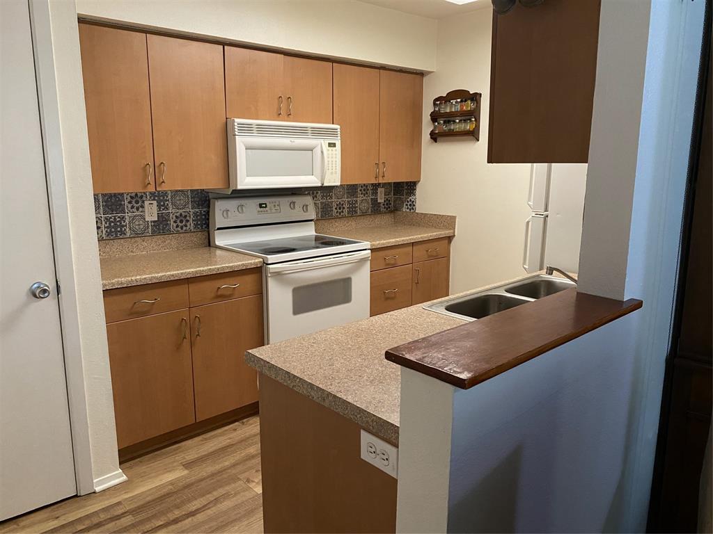 1500 Lake Shore Drive 213