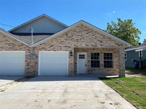 Photo of 3309 Polk Street #B, Greenville, TX 75401 (MLS # 21154951)