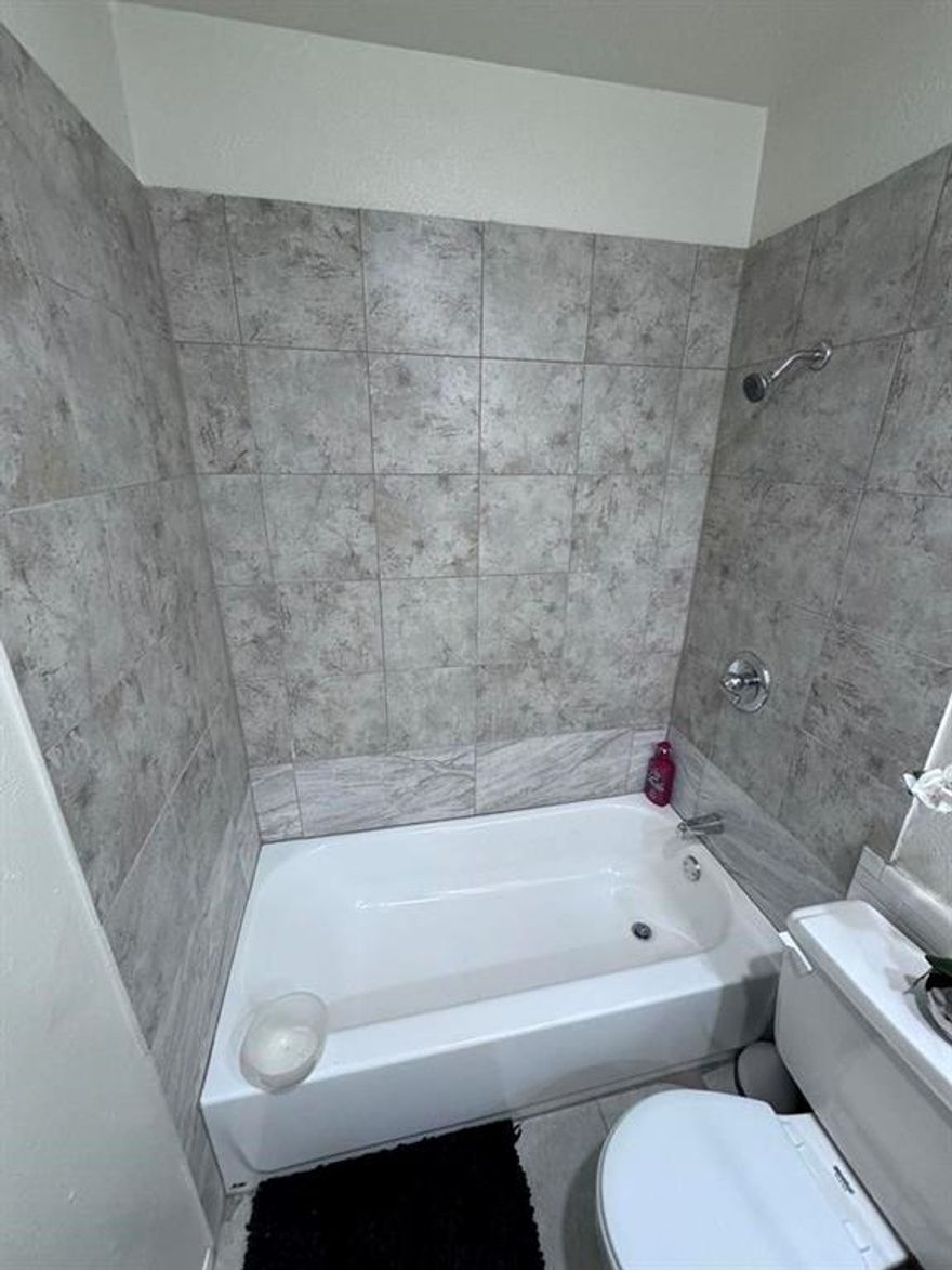 Very nice 3 bedroom home. The house has tile flooring and carpet. Each bedroom has ceiling fans


******We will accept a SECTION8 Voucher**********