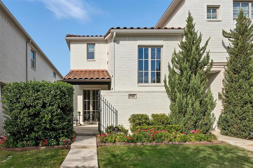 The River Heights gated community offers the convenient lock and leave townhome lifestyle in the River District. This 3 bedroom, 2.5 bathroom home boasts a fantastic cook’s kitchen with stainless appliances, private courtyard, and all bedrooms located upstairs. The spacious primary suite includes a spa like en suite bathroom. Enjoy the convenience of being walking distance to restaurants, shopping and trails. Located steps from the Trinity Trails, with access to hiking and cycling; bring your bike!