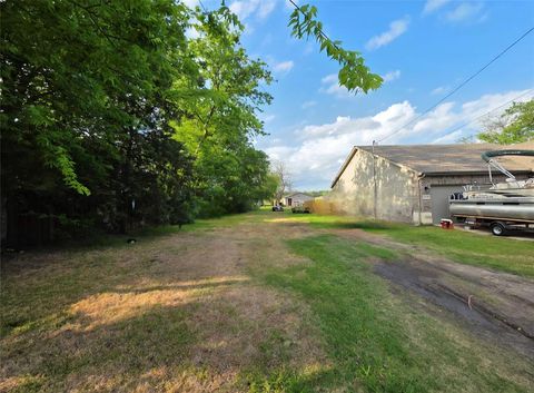 Photo of 3008 Gillespie Street, Greenville, TX 75401 (MLS # 21238249)