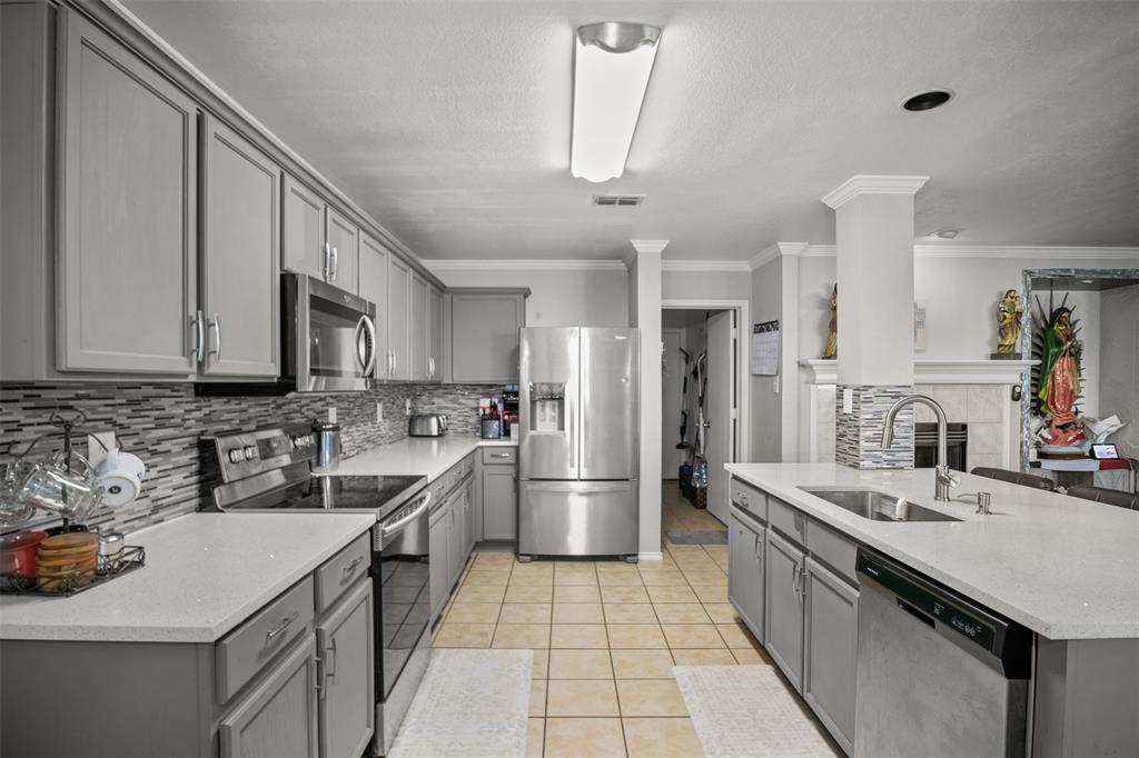 4600 Leslie Lane