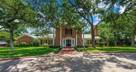 2825 Lake Air Drive Waco TX 76710