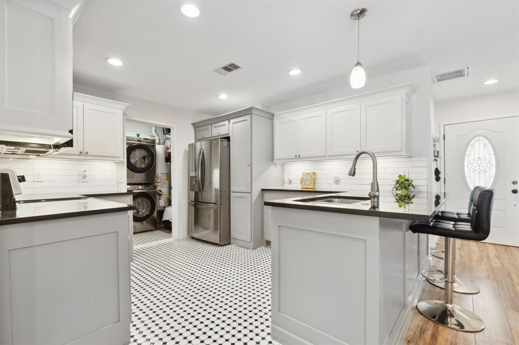 1142 W Clarendon Drive