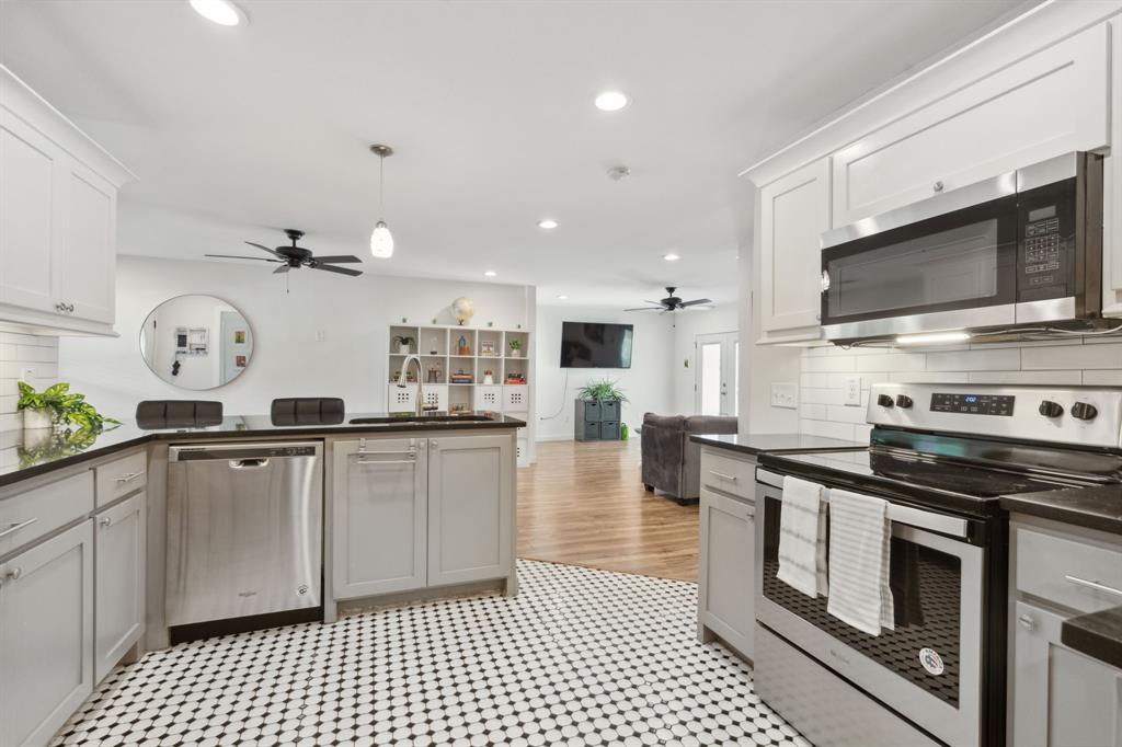 1142 W Clarendon Drive