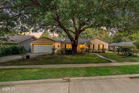 Photo of 450 Albert Avenue, Shreveport, LA 71105 (MLS # 21394294)