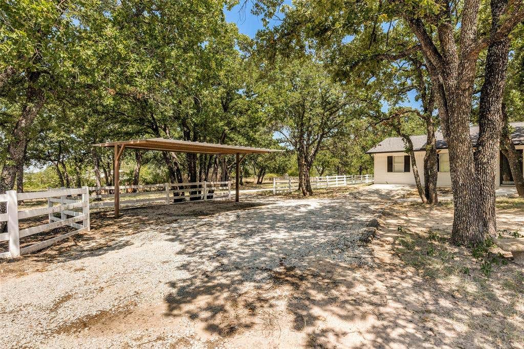 Photo of 240 County Road 4358, Decatur, TX 76234 (MLS # 21350366)