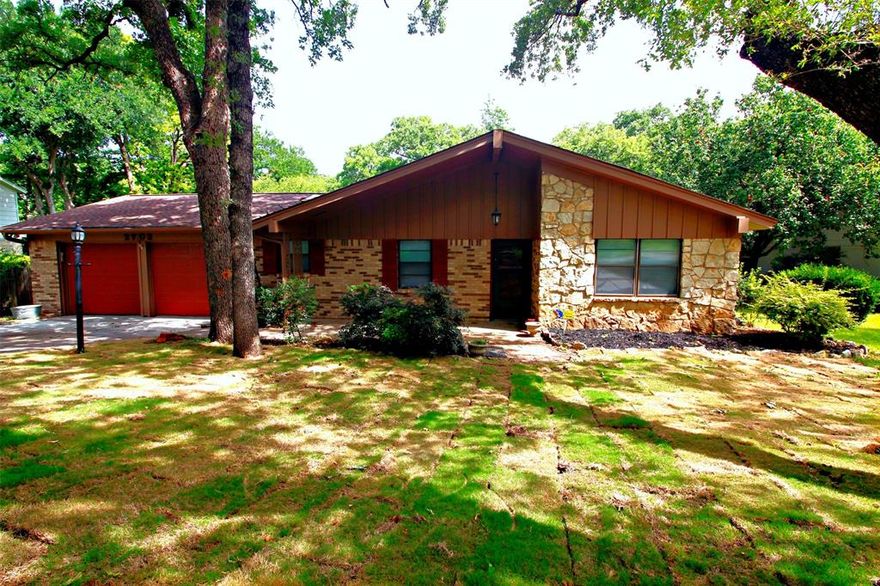 Welcome home to this beautifully updated property at Oak Cliff Drive in the heart of Arlington! This move-in ready home features fresh interior paint, updated flooring throughout, and brand-new appliances that give the space a clean, modern feel.
The inviting layout offers comfortable living spaces perfect for relaxing or entertaining. The kitchen shines with its new appliances and refreshed look, while the updated finishes throughout the home create a stylish and cohesive atmosphere.
Conveniently located near shopping, dining, parks, and major highways, this home combines comfort, updates, and location all in one. Don’t miss the opportunity to make this beautifully refreshed property your next home!