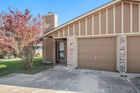 Photo of 617 S Las Vegas Trail, White Settlement, TX 76108 (MLS # 21198149)