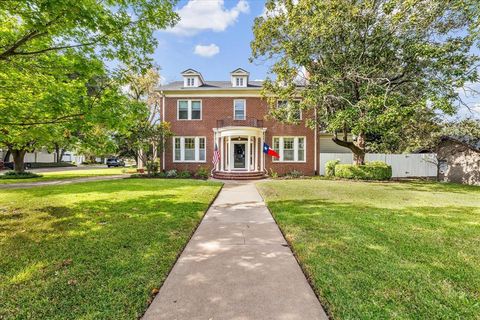 Photo of 3211 Austin Avenue, Waco, TX 76710 (MLS # 21053674) Photo of 3211 Austin Avenue, Waco, TX 76710 (MLS # 21053674)