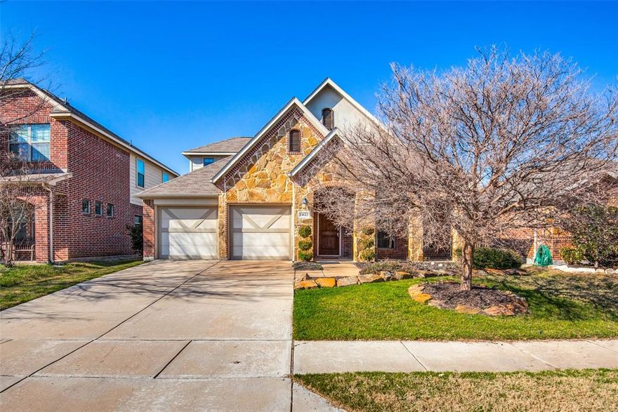 Gated community and move-in ready. Come and see this beautiful 1.5 Story with 3 Bedrooms 2 Baths and 1 Office
down and 1 large bedroom or use it as a game or media room complete with a full bath conversion up. A lot of upgrades:
Granite, Hardwood floors, stainless steel appliances, Austin Stone, and epoxy garage floor. Close to supermarkets,
shops, and restaurants.