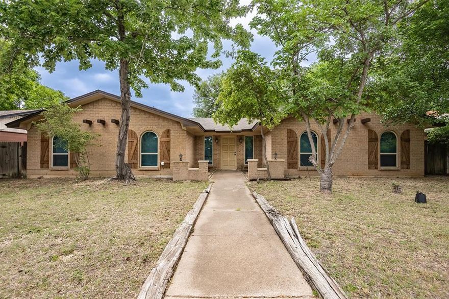 Welcome to this charming 3-bedroom, 2-bathroom rental home in Arlington, Texas. This home has a cozy living room, a fully equipped kitchen, and a dining area. The bedrooms are comfortable and the bathrooms are clean and functional.
This home is conveniently located off Highway 30, providing easy access to Arlington's shops, restaurants, and entertainment. It's also close to the University of Texas at Arlington. You'll enjoy the backyard, perfect for outdoor activities and barbecues. This rental home offers a comfortable and convenient lifestyle in the heart of Arlington.