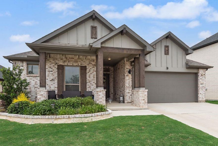 10629 TUXINAW IN FORT WORTH, TEXAS IS THE HEISMAN PLAN BUILT BY TROPHY SIGNATURE HOMES.  PRIDE OF OWNERSHIP SHOWS.  LARGE OPEN  FLOORPLAN WITH  A HOME MANAGEMENT CENTER OFFERS PRIVACY THAT CAN BE USED AS A HOME OFFICE, LIBRARY, OR STUDY AREA.  KITCHEN OFFERS A LARGE ISLAND AND WALKIN  PANTRY.  SURVEY AVAILABLE.  A MUST SEE!