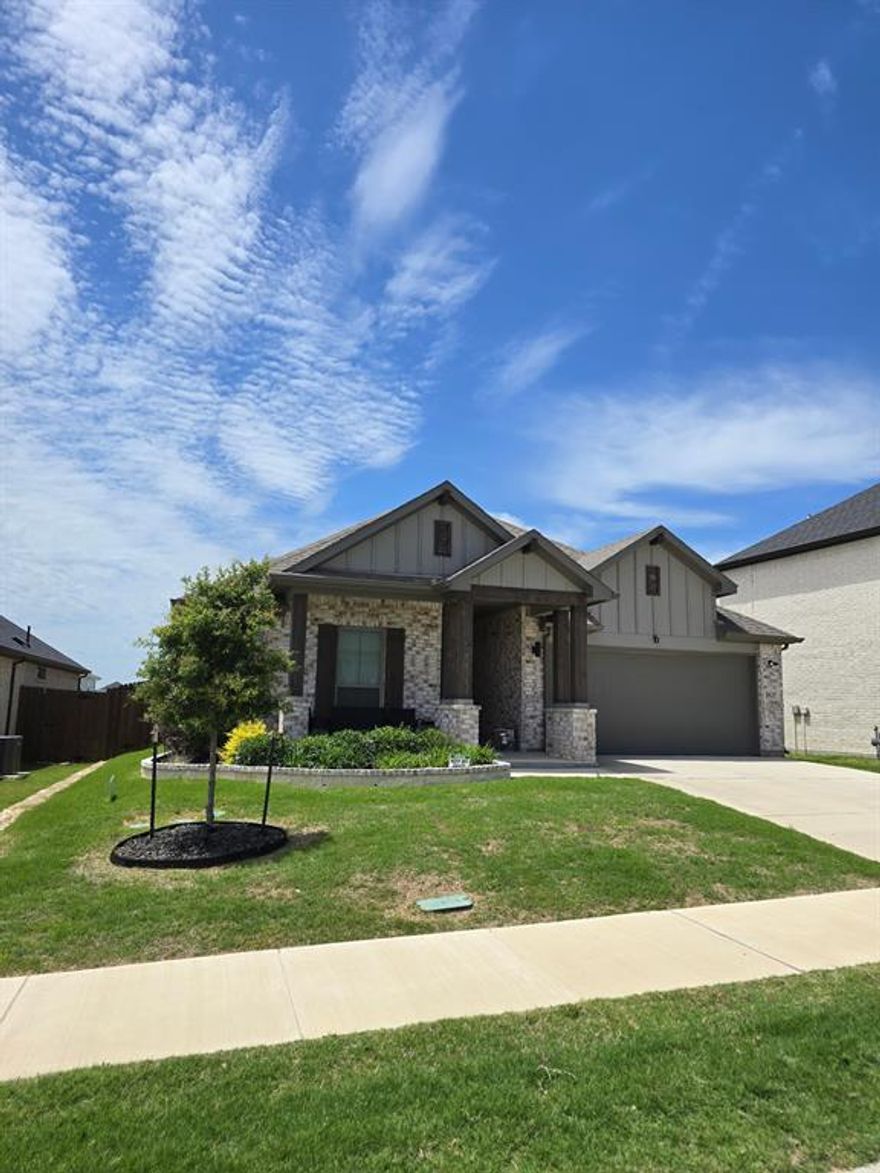 10629 TUXINAW IN FORT WORTH, TEXAS IS THE HEISMAN PLAN BUILT BY TROPHY SIGNATURE HOMES.  PRIDE OF OWNERSHIP SHOWS.  LARGE OPEN  FLOORPLAN WITH  A HOME MANAGEMENT CENTER OFFERS PRIVACY THAT CAN BE USED A HOME OFFICE, LIBRARY, OR STUDY AREA.  KITCHEN OFFERS A LARGE ISLAND AND WALKIN  PANTRY.  SURVEY AVAILABLE.  A MUST SEE!