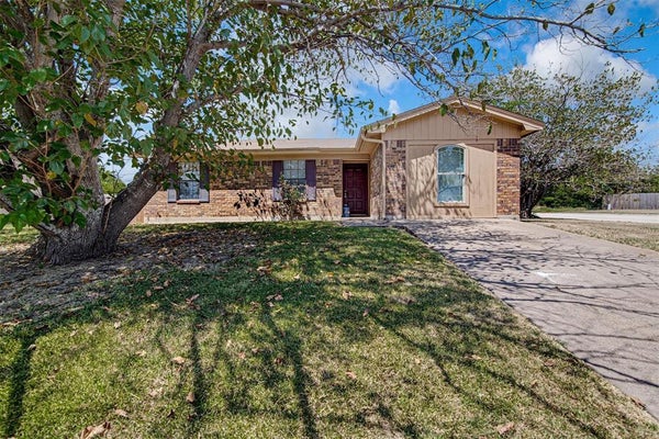 833 SPRINGHILL DR, BURLESON, TX 76028 - Image 2a1fba81bcb5ec817740f9d0e1f1ae09/2215976540