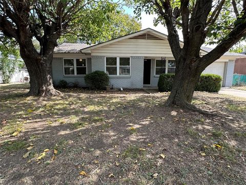 Photo of 219 Murphy Road, Burleson, TX 76028 (MLS # 21095227) Photo of 219 Murphy Road, Burleson, TX 76028 (MLS # 21095227)