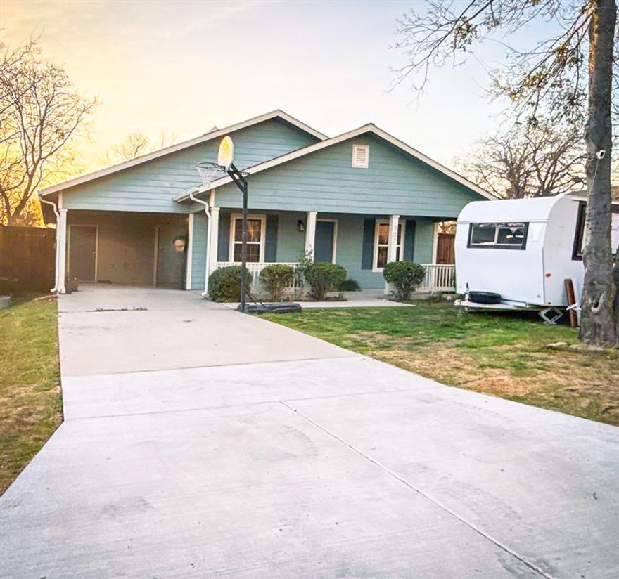 This Charming Home in the Heart of Celina offers incredible potential. Located blocks from the Square, it’s perfect for buyers ready to add their personal touch. The home is really nice but not updated—ideal for renovation or long-term value.
Spacious driveway, covered carport, and a large backyard provide a strong foundation. Walkable to restaurants, shops, and local events. Zoned to top-rated Celina ISD.
Opportunities like this in downtown Celina are rare. Schedule your showing today.