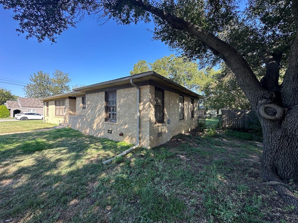 932 W Live Oak Street