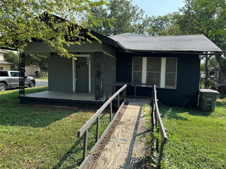 INVESTORS SPECIAL - CASH ONLY BUYERS! This 1940's craftsman style bungalo features a full three bedroom, two bath home. Bring your personal touches for this fixer-upper. HVAC is in good condition. Excellent location close to downtown Dallas in a neighborhood that has many remodels and some new builds. Home is sold AS-IS. No realtor sign in yard. Seller will not agree to any offers with an option period. If you want to do your due dilligence please do so before submitting an offer.