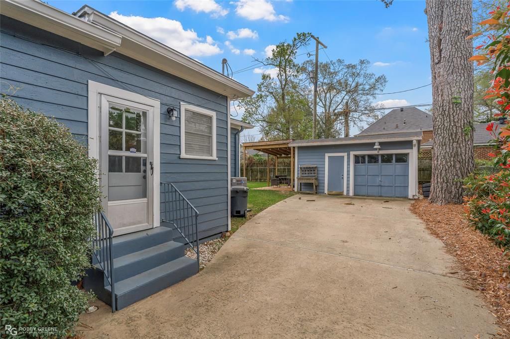 Photo of 625 Linden Street, Shreveport, LA 71104 (MLS # 21207102)