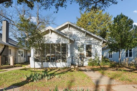 Photo of 627 N Winnetka Avenue, Dallas, TX 75208 (MLS # 21206554)