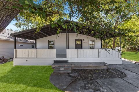 1320 E Morphy Street Fort Worth TX 76104