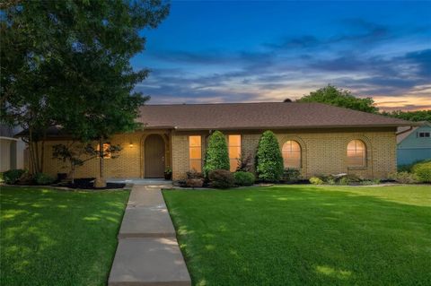 Photo of 1710 Park Hill Drive, Arlington, TX 76012 (MLS # 21308497)