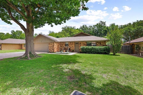 Photo of 713 Patricia Drive, Sherman, TX 75090 (MLS # 21354752)