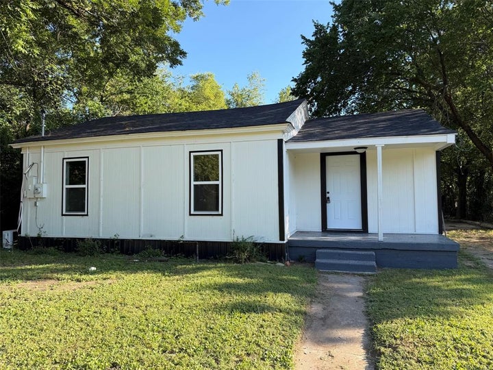 Photo 1 of 10 — 506 W Trinity Street, Groesbeck, TX 76642