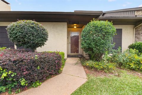 Photo of 2017 Heatherbrook Drive, Grapevine, TX 76051 (MLS # 21264105)